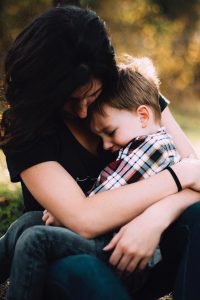Mamma Figlio triste Bullismo e Cyberbullismo