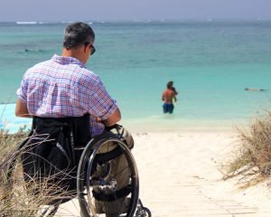 Abuso legge 104 sedia a rotelle spiaggia